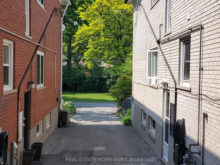 21 Love Cres #MAIN FLOOR — Photo 43