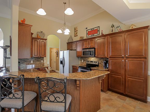 3rd image of 982 Willow Cir