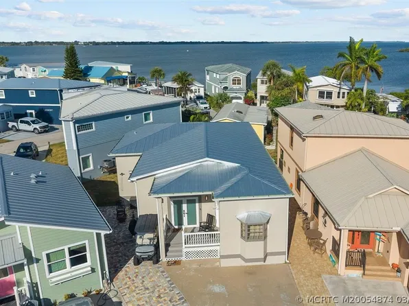 561 Nettles Blvd, Jensen Beach, FL 34957
