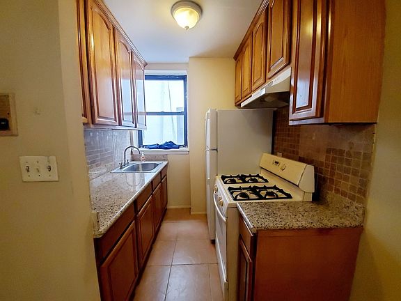 5th image of 660 4th Ave #2REAR