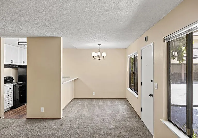 Park Plaza Apartments — Photo 31