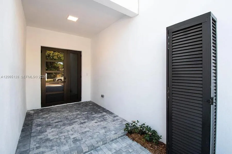 3 bed, 3.5 bath, 2509 sqft, $6,450 — Photo 2