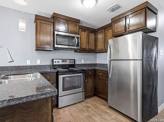 4th image of 214 Allen Dr Unit B