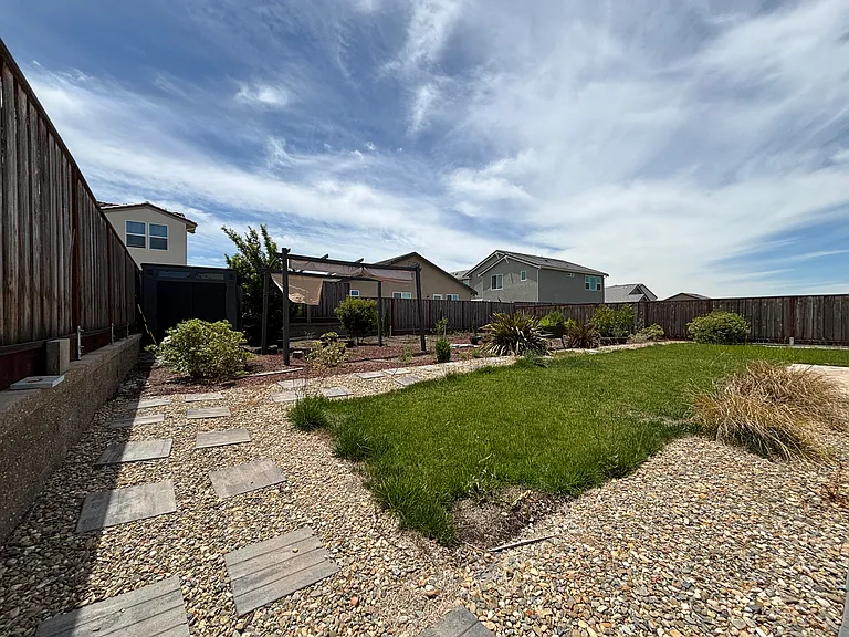 2051 Rosemary Dr — Photo 40
