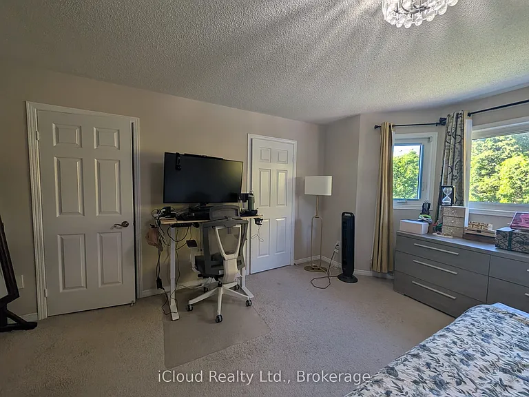 5470 Palmerston Cres — Photo 12