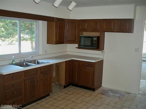3rd image of 201 S Scott St