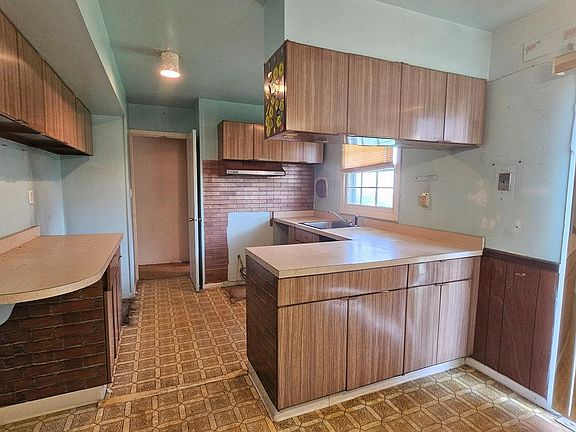 3rd image of 33 Hopewell Ln