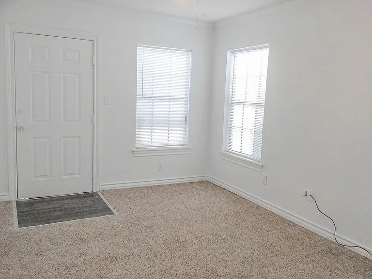 3003 Avenue V — Photo 2