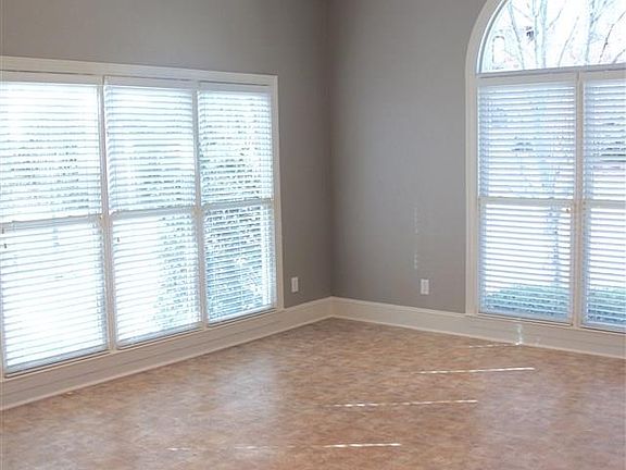 5th image of 1113 Camellia Cir