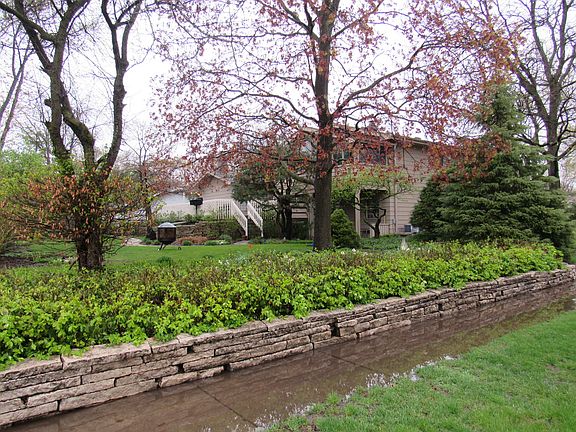2nd image of 555 Avondale Ln