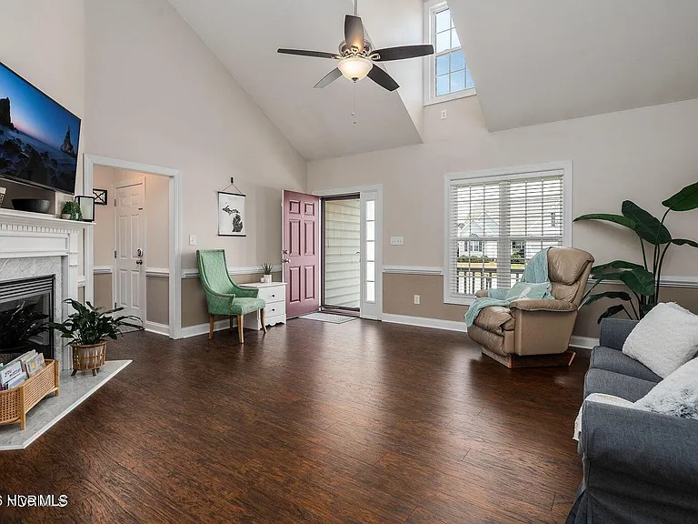 2105 Charity Ln — Photo 5
