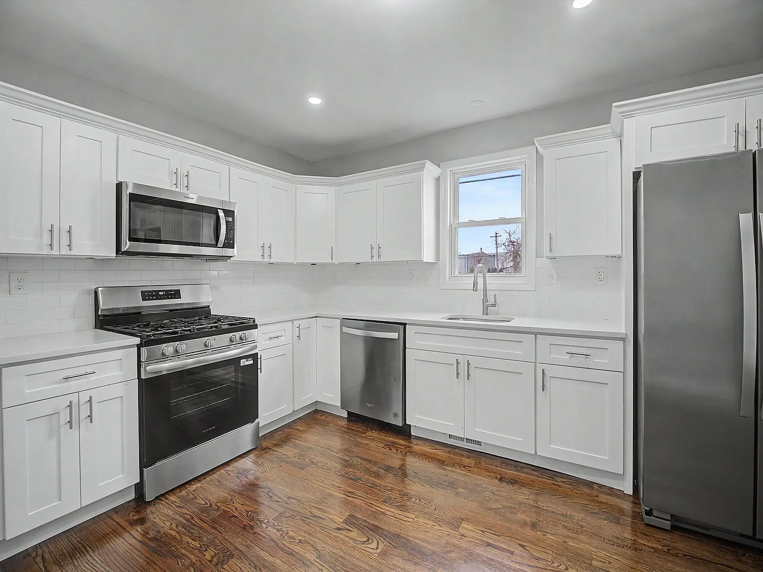 3 bed, 1000 sqft, $2,800 — Photo 3