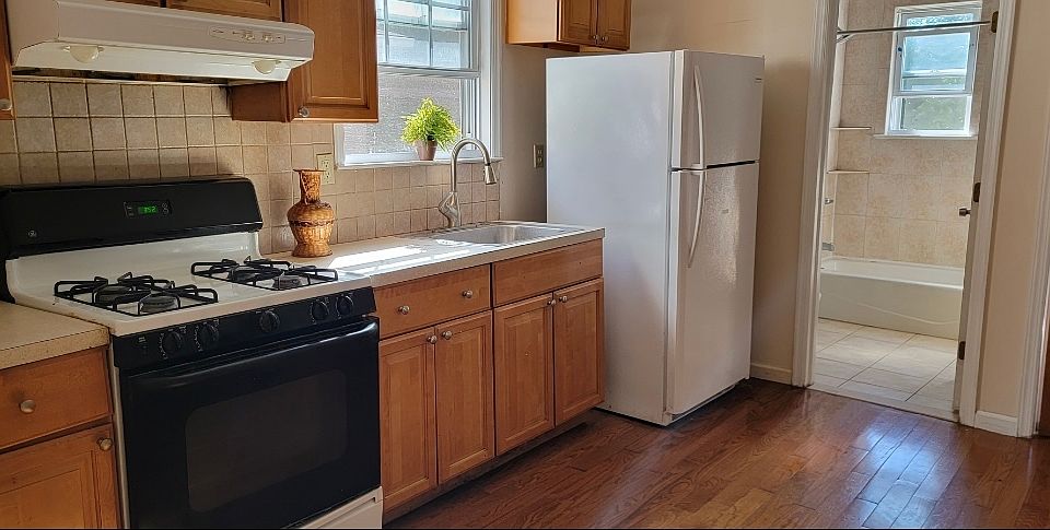 Large eating kitchen with hardwood high ceiling