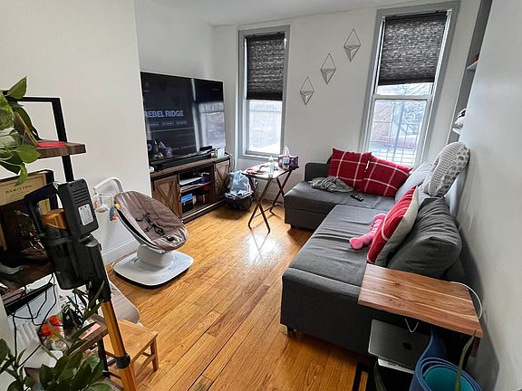 3rd image of 146 Knickerbocker Ave #1L