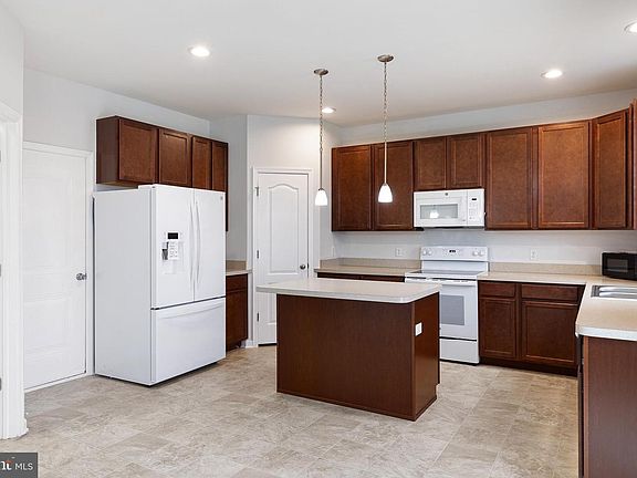 3rd image of 413 Janets Way