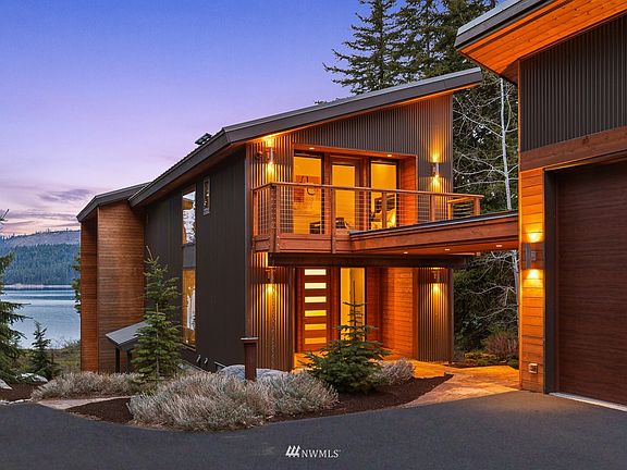 Stunning modern architecture on the shore of Lake Cle Elum.>