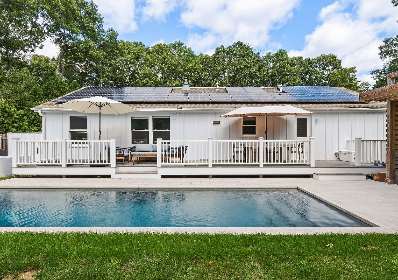 Beautiful retreat with a heated pool, sauna, & modern interiors — Photo 2