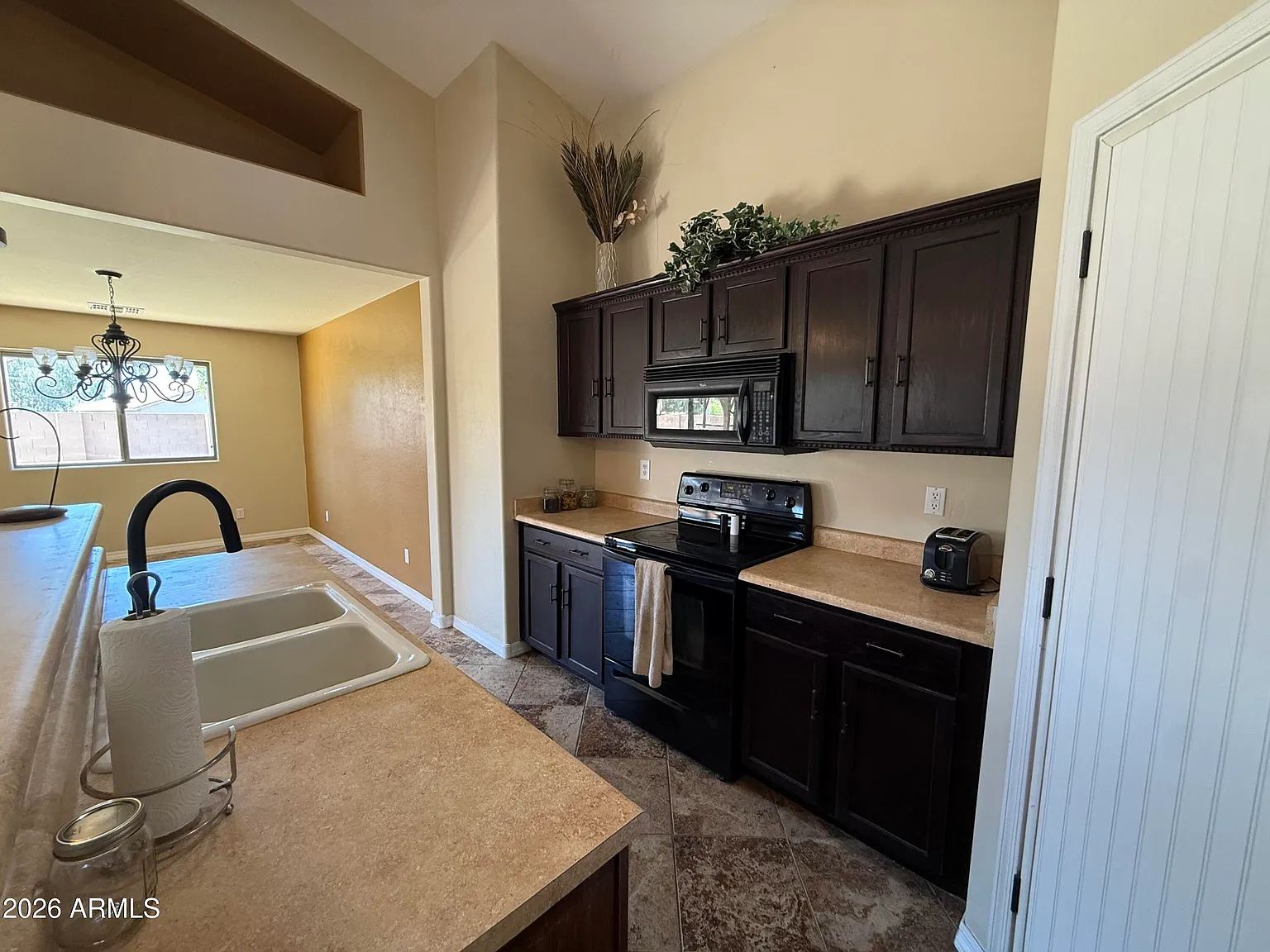 4 bed, 2.5 bath, 2376 sqft, $2,360 — Photo 3