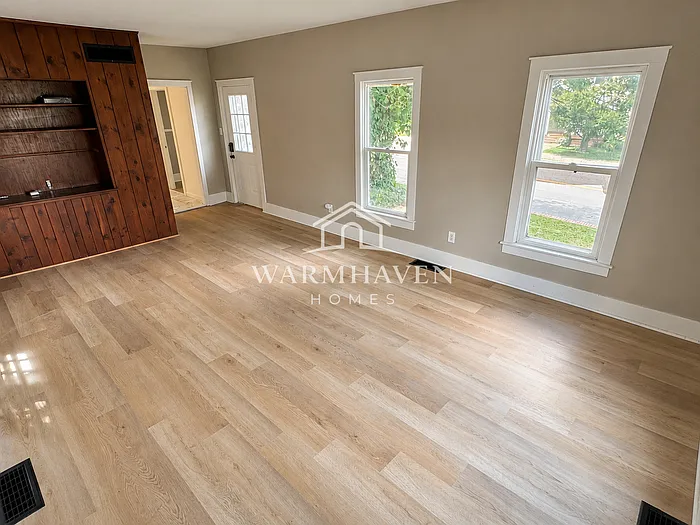 3 bed, 1.0 bath, 2200 sqft, $1,695 — Photo 3