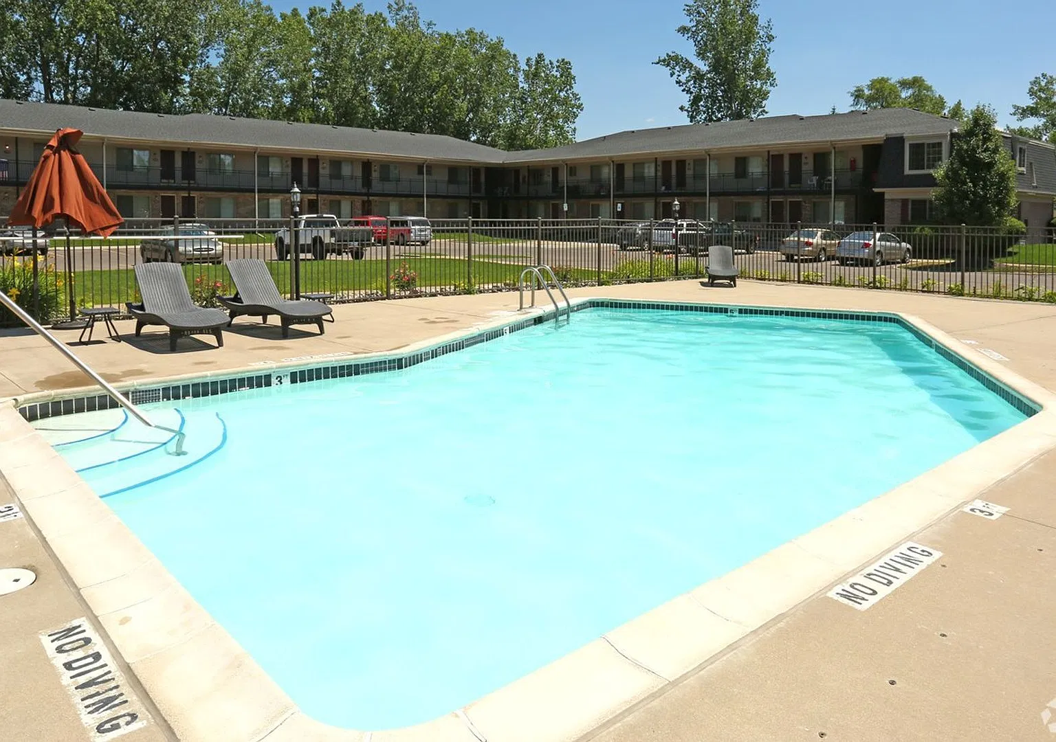 Colonial Apartments — Photo 4