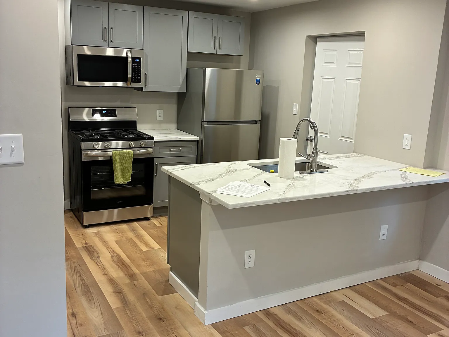 3 bed, 1.5 bath, 1240 sqft, $2,000 — Photo 3