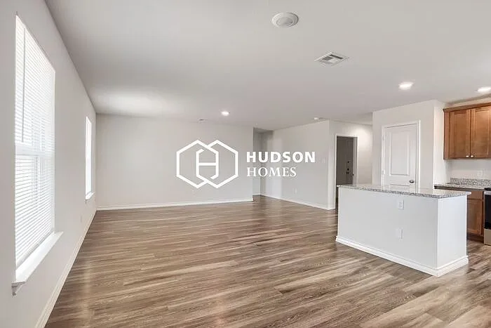 3 bed, 2.0 bath, 1298 sqft, $1,299 — Photo 4