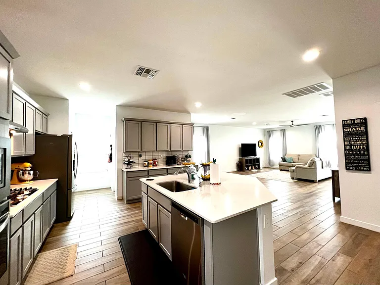11104 S Weismann Dr — Photo 3