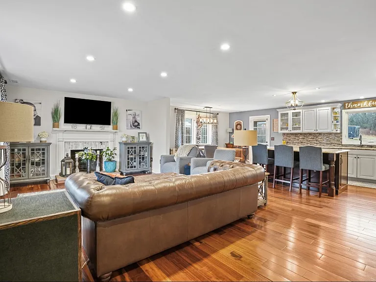 517 Park Ave — Photo 2