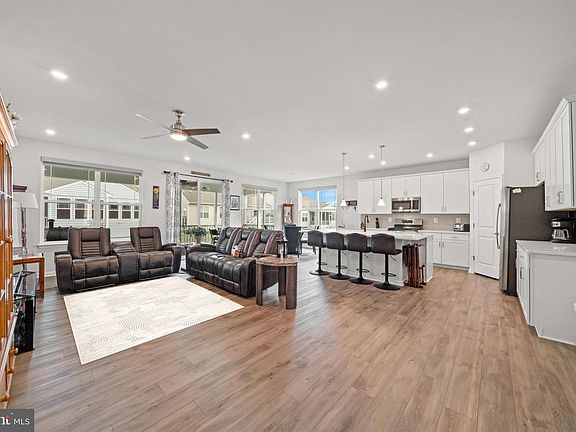 5th image of 798 Honey Locust Rd