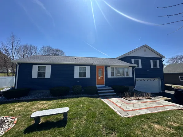 15 Martin Ave, Lee, MA 01238
