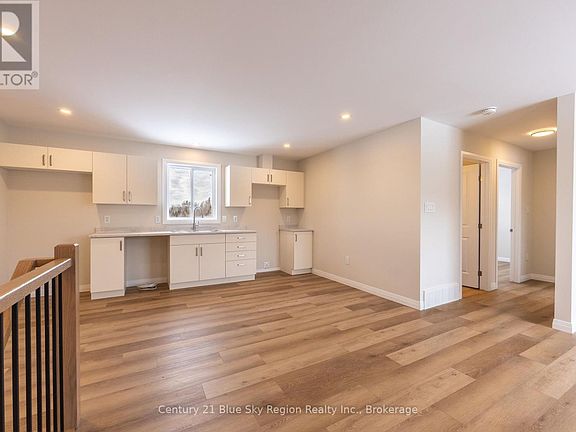 4th image of 201 Talon Cres