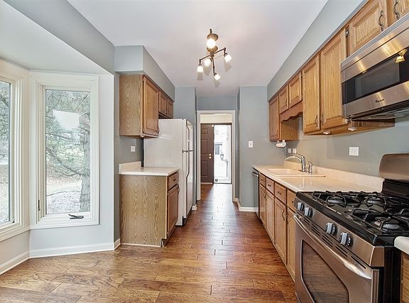 3rd image of 19W285 Palace Green Ln