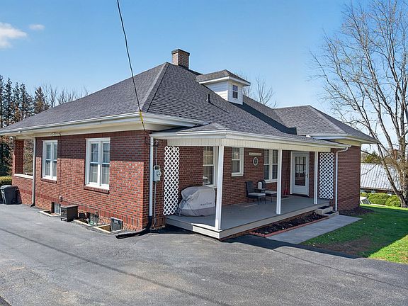 3rd image of 204 Water St