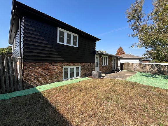 3rd image of 17241 Langley Ave