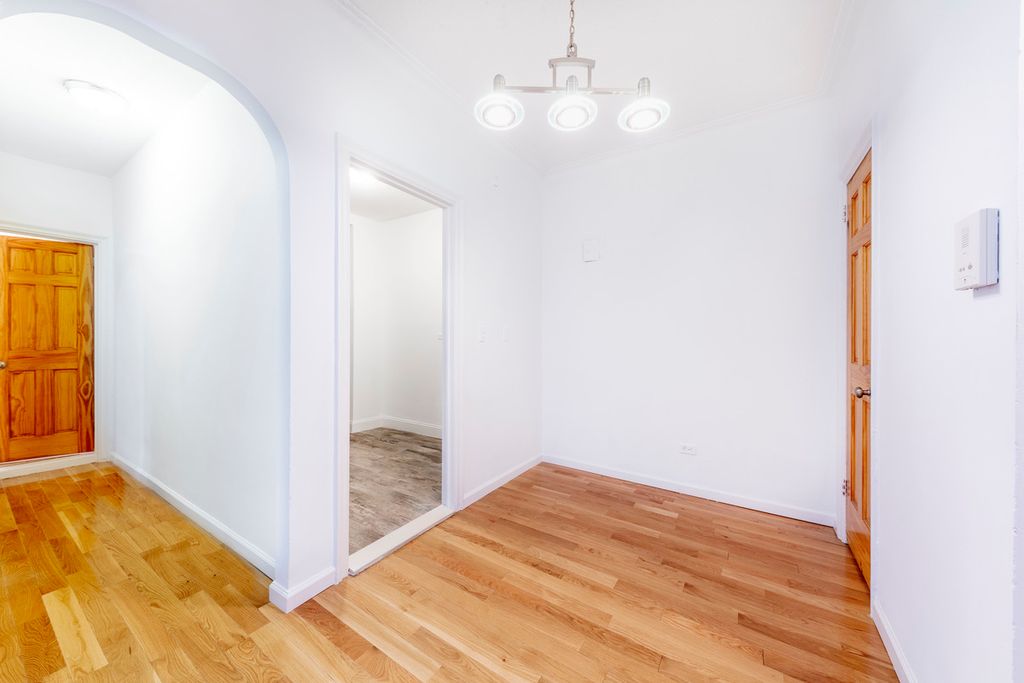 1 Bed 1 Bath Property, New York • 750 Sq Ft
