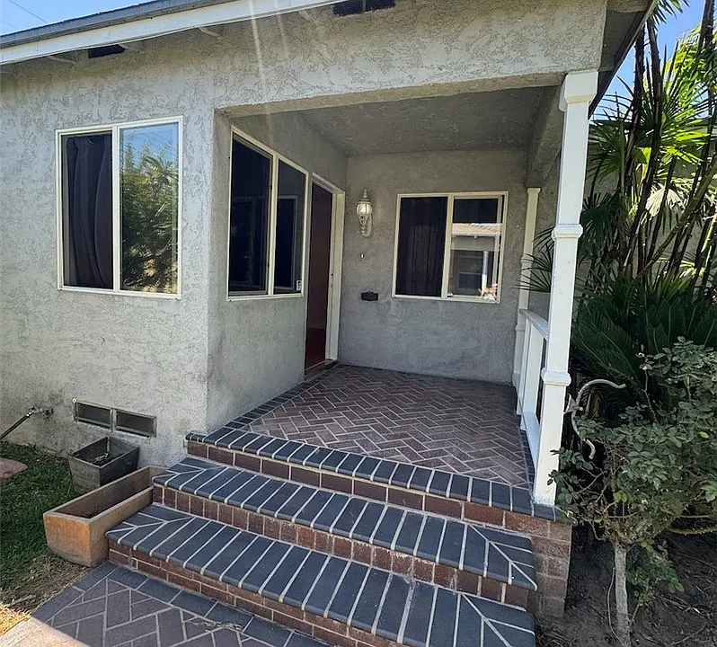 8330 La Villa St
