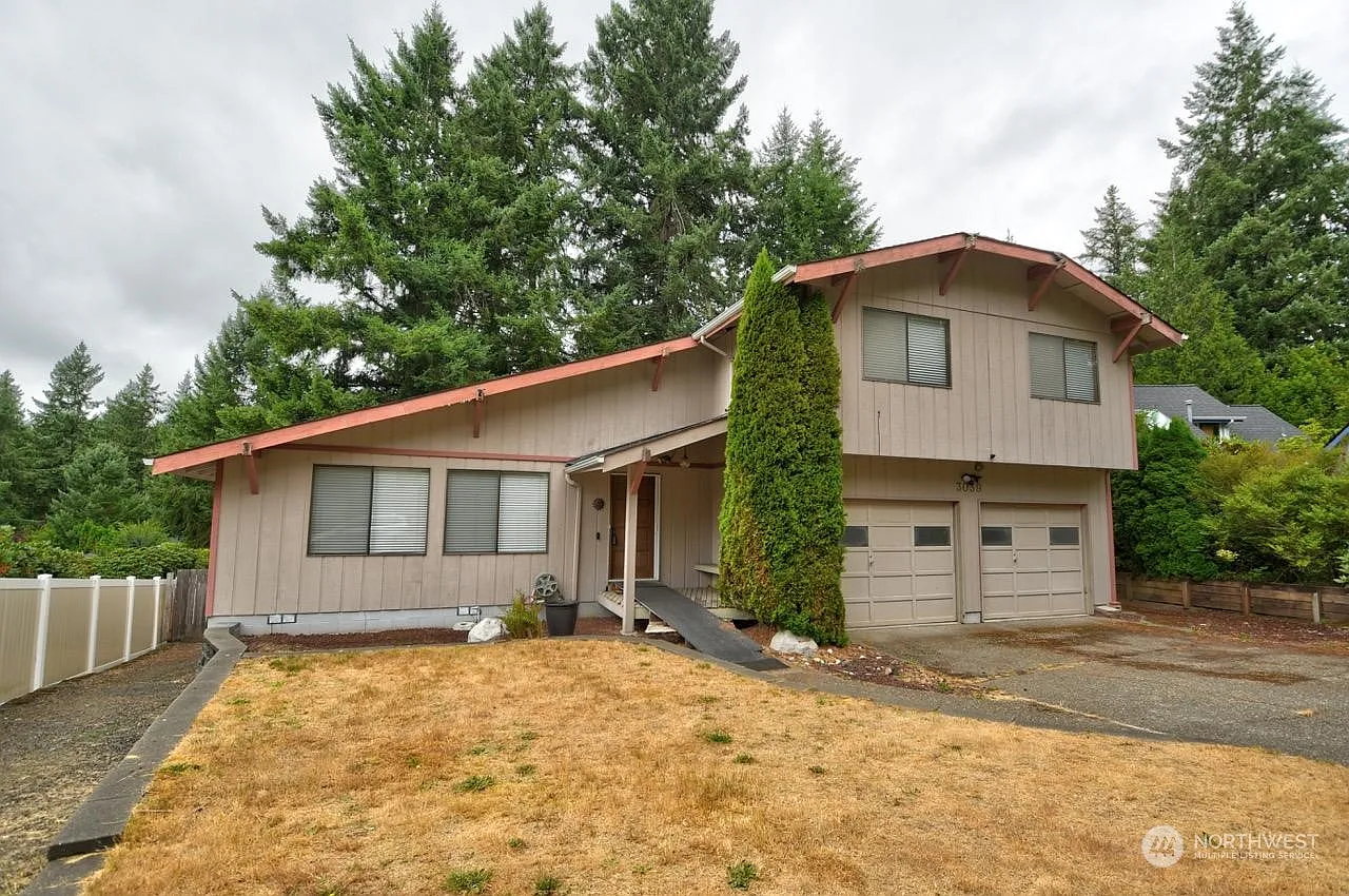 3039 Langridge Loop NW photo 1