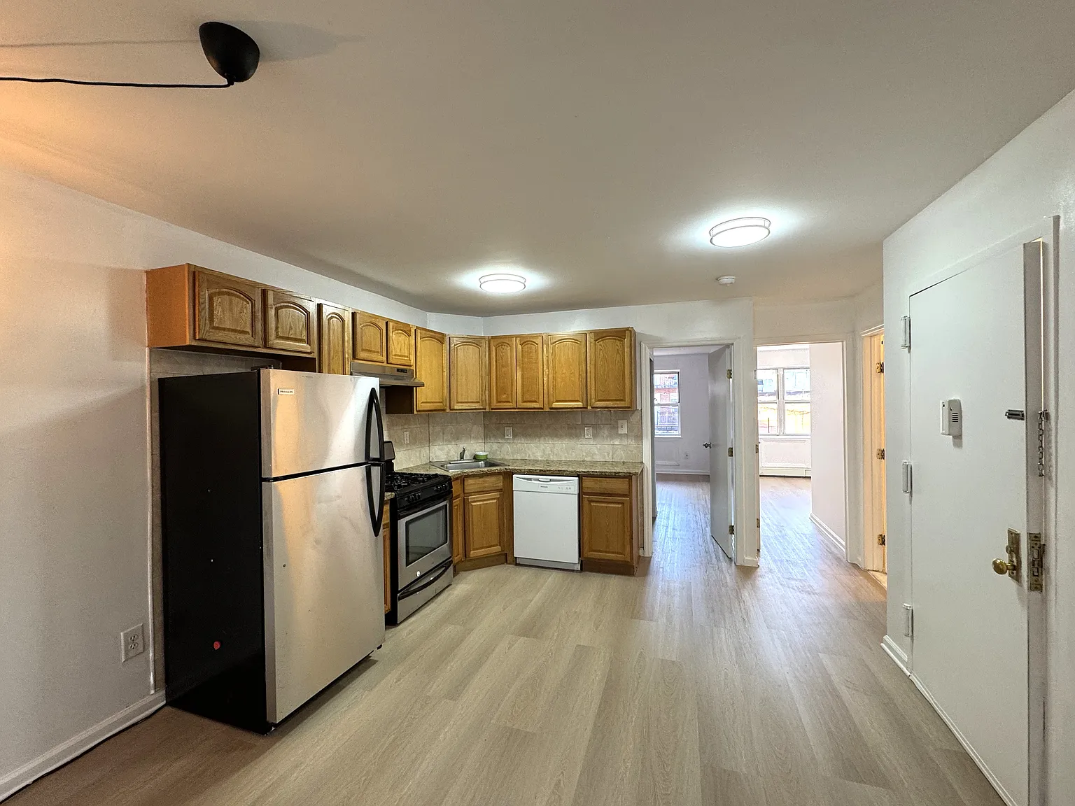 3 bed, 900 sqft, $3,300 — Photo 1