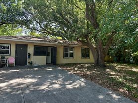 1025 Michigan Dr W, Dunedin, FL