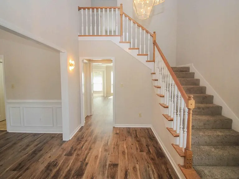 246 Farmington Dr W — Photo 4