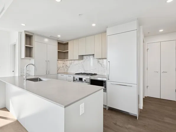 6468 Willingdon Ave #401, Burnaby, BC V5H 2T3