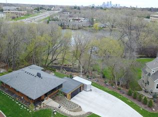 516 Cloverleaf Dr, Golden Valley, MN 55422