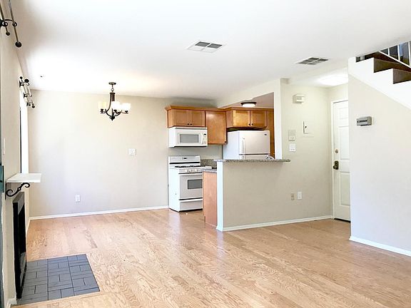 4th image of 858 S Sherbourne Dr APT 4