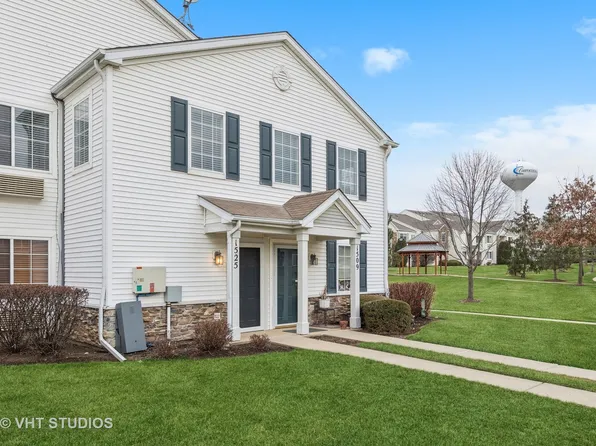 1525 Silverstone Dr #1525, Carpentersville, IL 60110