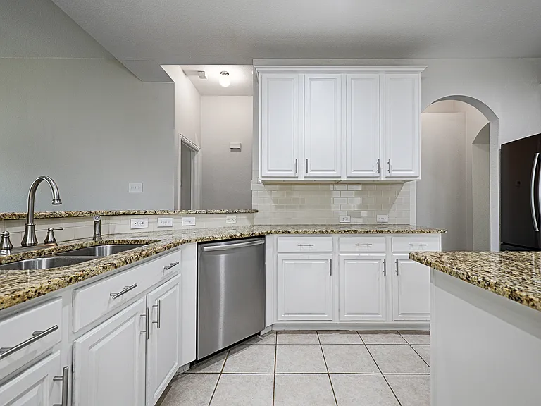 1404 Carriage Ln — Photo 13