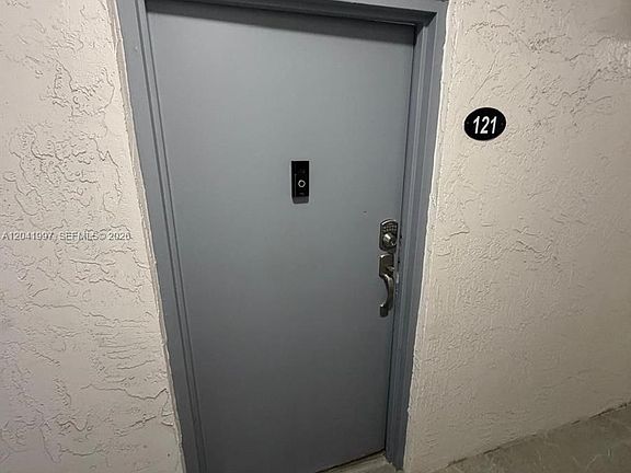 4th image of 9520 SW 8th St APT 121