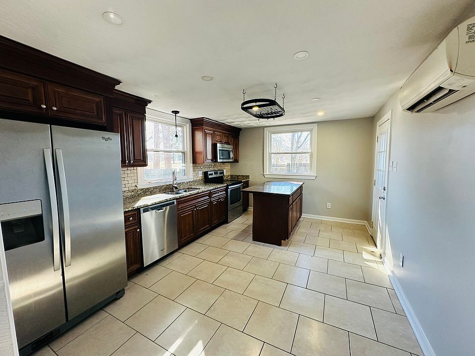 1st image of 735 Lanier Cres