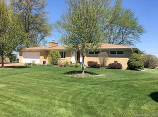 35 Horseshoe Dr, Springfield, IL 62702