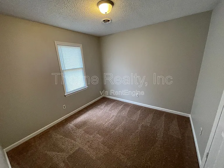 406 E Northern Blvd — Photo 3
