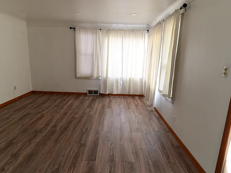 954 La Salle Ave — Photo 3